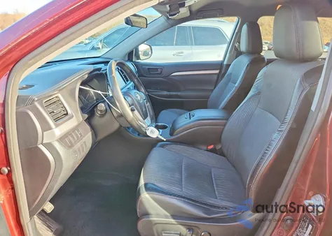 2015 Toyota Highlander Le z USA, uszkodzony, nr VIN 5TDBKRFHXFS105705